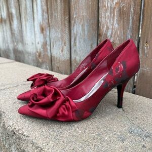 White House Black Market Red Satin Heel Bow Floral Leather Insole Shoe Size 7.5